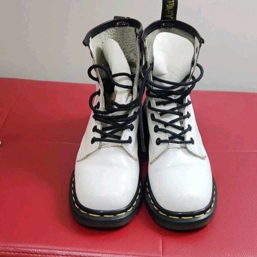 WHITE DOC MARTENS